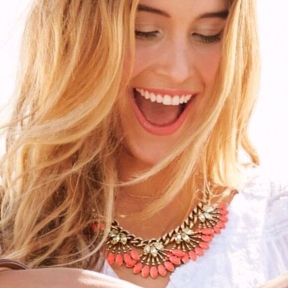 stella & dot ~ warm summer ~ coral cay necklace ~ fun vibrant vacation resort - Picture 5 of 10